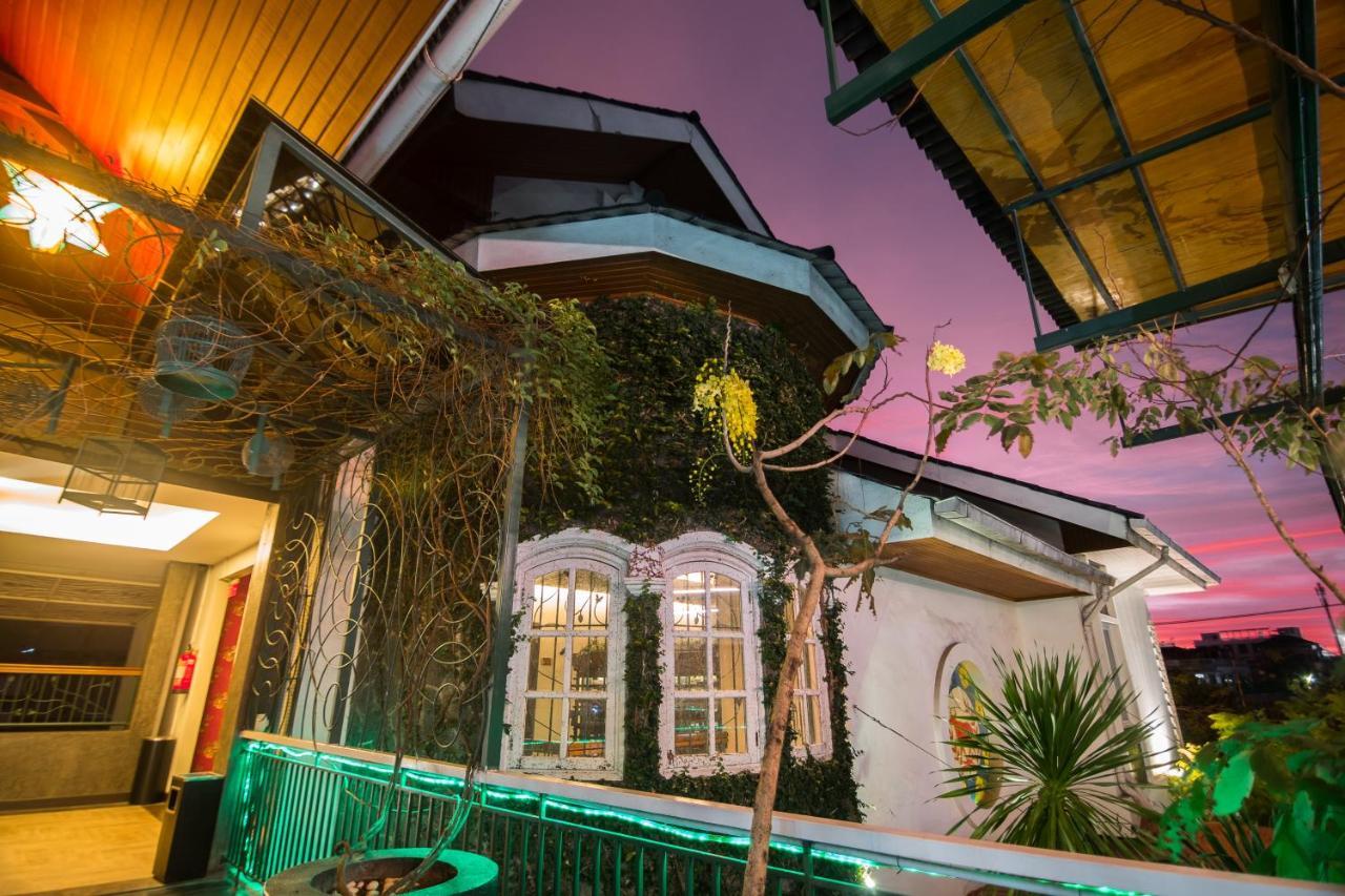 Oxville Hotel Padang  Exteriör bild
