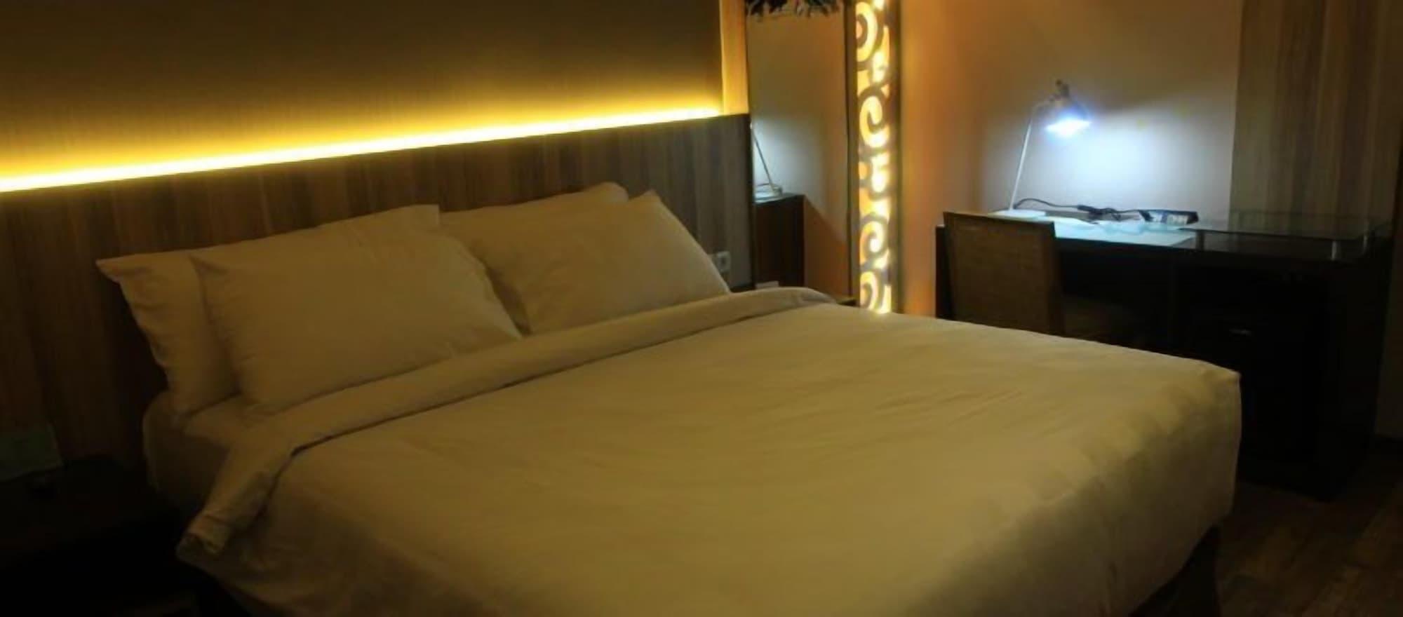 Oxville Hotel Padang  Exteriör bild