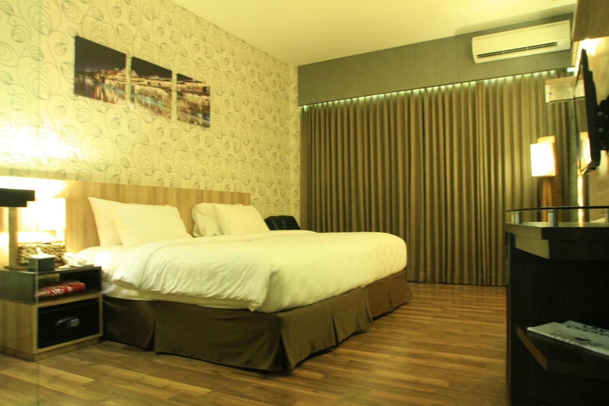 Oxville Hotel Padang  Rum bild