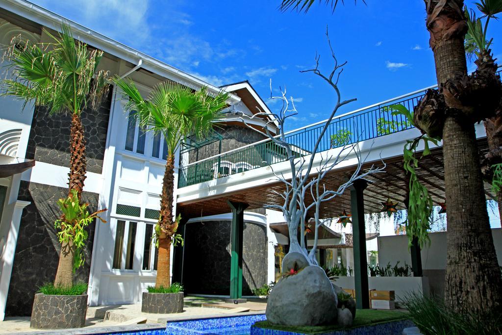 Oxville Hotel Padang  Exteriör bild